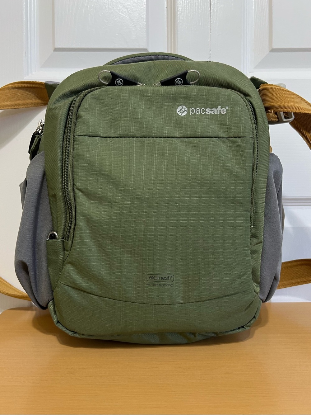 Pacsafe Camsafe Venture V8 15160 Anti-Theft Camera Bag Olive/Khaki